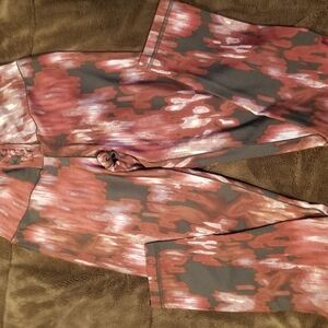 Aerie's Offline Abstract Red And Black Patterned Leggings NWT Size Med